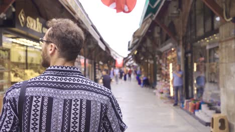 Hombre-Caminando-En-El-Bazar-De-Las-Especias-De-Estambul.